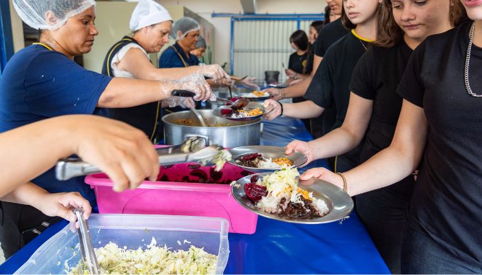  Paraná escala chef premiada para treinar merendeiras da rede estadual de ensino